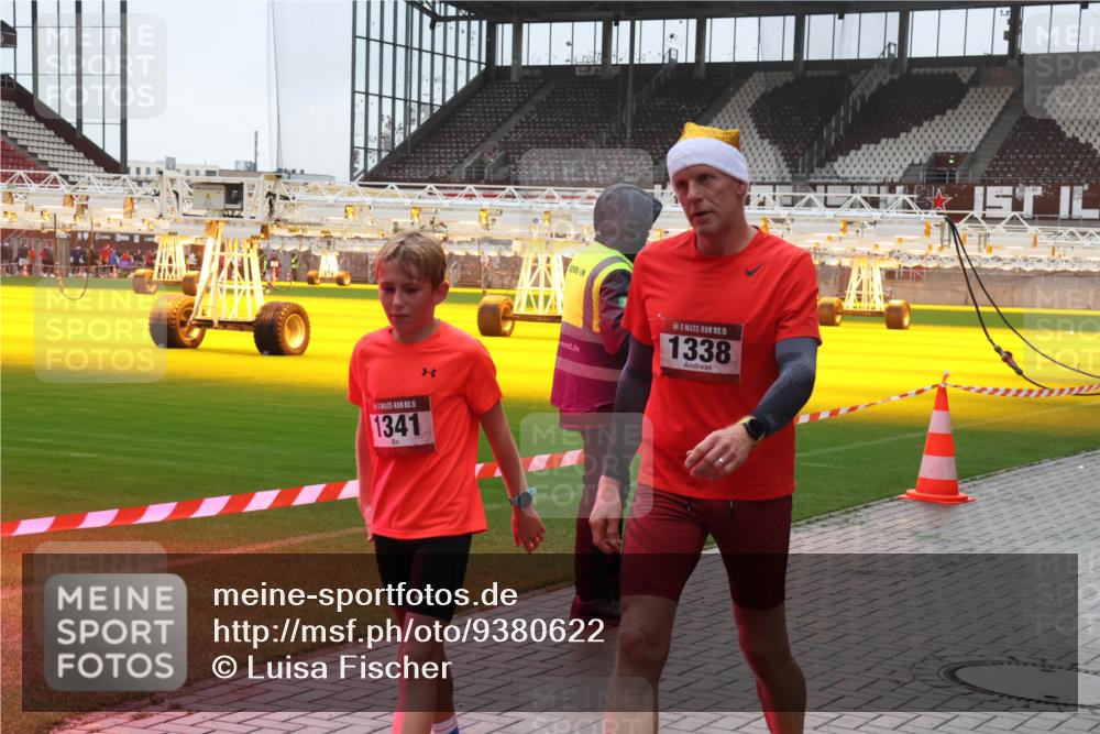 07.12.2025 - St. Pauli X-Mass-Run No. 15 Luisa Fischer http://msf.ph/oto/9380622 07.12.2025 11:14:19 Ziel 1, 15, 1341, 15, 1338, 274, 375, 425, 475, 585, 708, 1111, 1114, 2773 meine-sportfotos.de