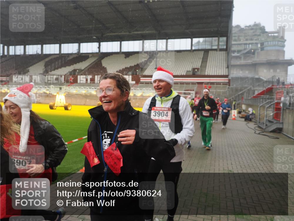07.12.2025 - St. Pauli X-Mass-Run No. 15 Fabian Wolf http://msf.ph/oto/9380624 07.12.2025 10:08:57 Ziel 19, 390, 707, 786, 789, 947, 1002, 1031, 1176, 1461, 1465, 1570, 1575, 1576, 2126, 2521, 3212, 3300, 3332, 3335, 3484, 3671, 3891, 3904, 3907, 4066, 4067, 4068 meine-sportfotos.de