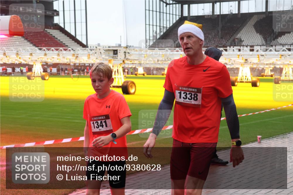 07.12.2025 - St. Pauli X-Mass-Run No. 15 Luisa Fischer http://msf.ph/oto/9380628 07.12.2025 11:14:20 Ziel 15, 1341, 15, 1338, 274, 375, 425, 475, 585, 708, 1111, 1114, 2773 meine-sportfotos.de