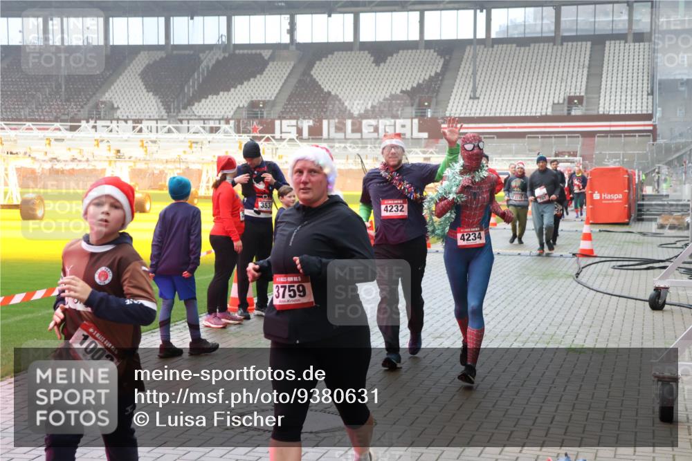 07.12.2025 - St. Pauli X-Mass-Run No. 15 Luisa Fischer http://msf.ph/oto/9380631 07.12.2025 10:09:08 Ziel 1002, 3534, 15, 3759, 4232, 4234, 707, 19, 390, 707, 786, 789, 947, 1002, 1031, 1176, 1570, 2126, 2247, 2248, 2521, 2650, 2746, 3212, 3300, 3332, 3335, 3484, 3495, 3671, 3759, 3891, 3904, 3907, 4066, 4067, 4068, 4205, 4232, 4234, 4451 meine-sportfotos.de