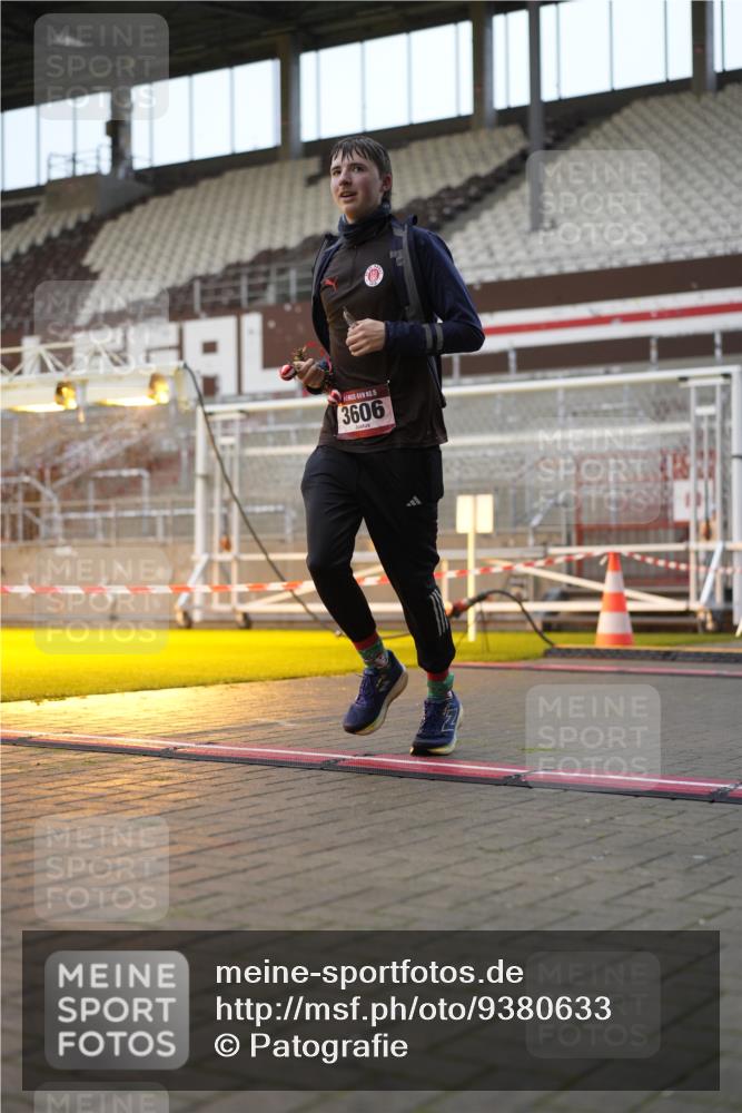 07.12.2025 - St. Pauli X-Mass-Run No. 15 Patografie http://msf.ph/oto/9380633 07.12.2025 10:18:10 Ziel 3606, 3608 meine-sportfotos.de