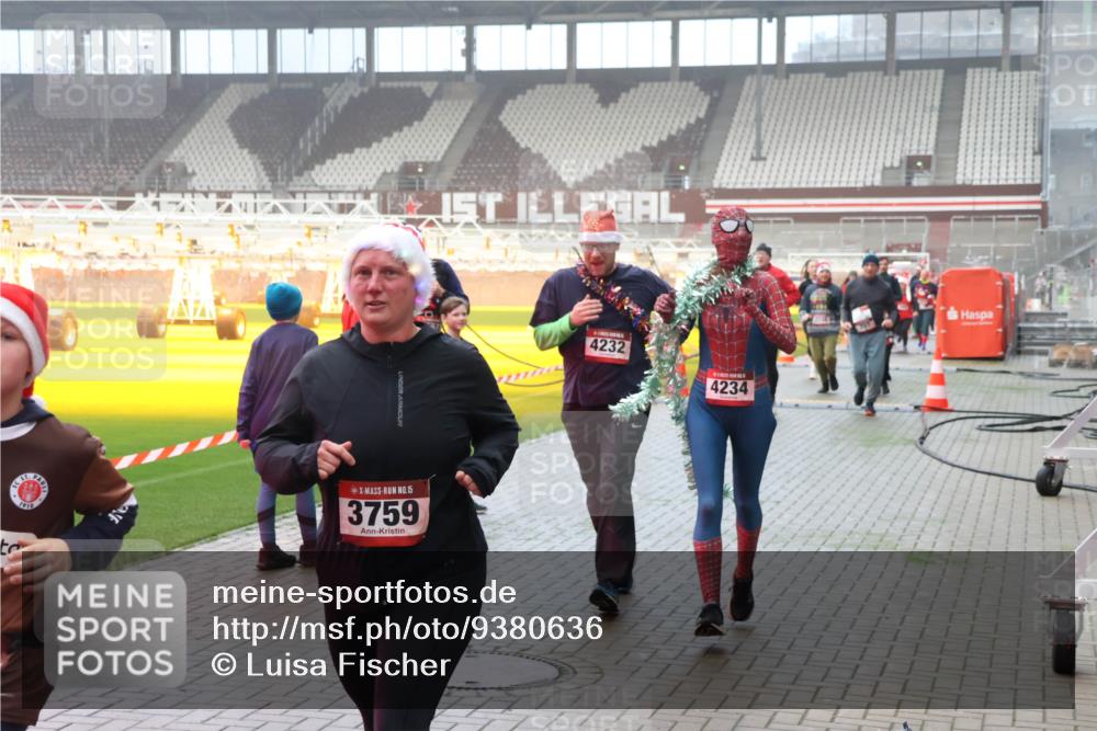 07.12.2025 - St. Pauli X-Mass-Run No. 15 Luisa Fischer http://msf.ph/oto/9380636 07.12.2025 10:09:08 Ziel 1910, 15, 3759, 4232, 4234, 19, 390, 707, 786, 789, 947, 1002, 1031, 1176, 1570, 2126, 2247, 2248, 2521, 2650, 2746, 3212, 3300, 3332, 3335, 3484, 3495, 3671, 3759, 3891, 3904, 3907, 4066, 4067, 4068, 4205, 4232, 4234, 4451 meine-sportfotos.de