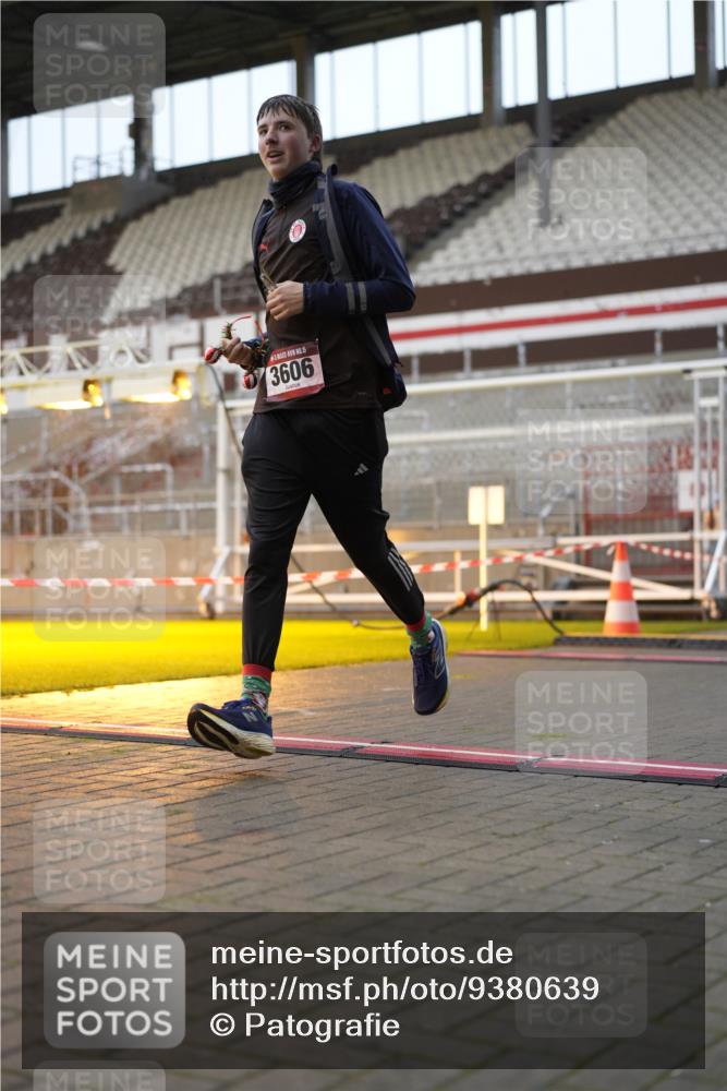07.12.2025 - St. Pauli X-Mass-Run No. 15 Patografie http://msf.ph/oto/9380639 07.12.2025 10:18:11 Ziel 2049, 3606, 3608 meine-sportfotos.de
