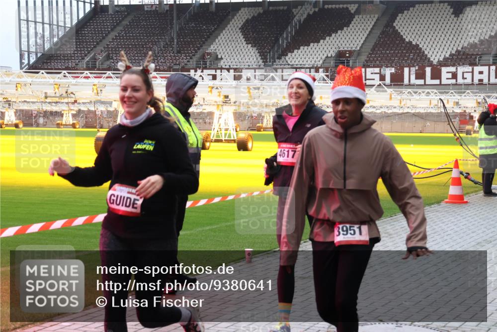 07.12.2025 - St. Pauli X-Mass-Run No. 15 Luisa Fischer http://msf.ph/oto/9380641 07.12.2025 10:41:32 Ziel 4617, 3951, 259, 284, 288, 406, 449, 545, 575, 952, 1153, 2330, 2331, 2507, 2555, 2559, 3047, 3264, 3265, 3951, 4617, 4773, 4856, 4871 meine-sportfotos.de