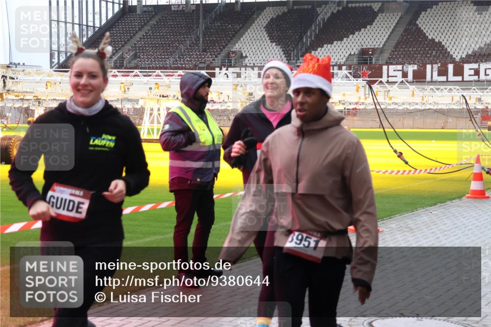 07.12.2025 - St. Pauli X-Mass-Run No. 15 Luisa Fischer http://msf.ph/oto/9380644 07.12.2025 10:41:33 Ziel 6951, 259, 284, 288, 406, 449, 545, 575, 952, 1153, 2330, 2331, 2507, 2555, 2559, 3047, 3264, 3265, 3951, 4617, 4773, 4856, 4871 meine-sportfotos.de