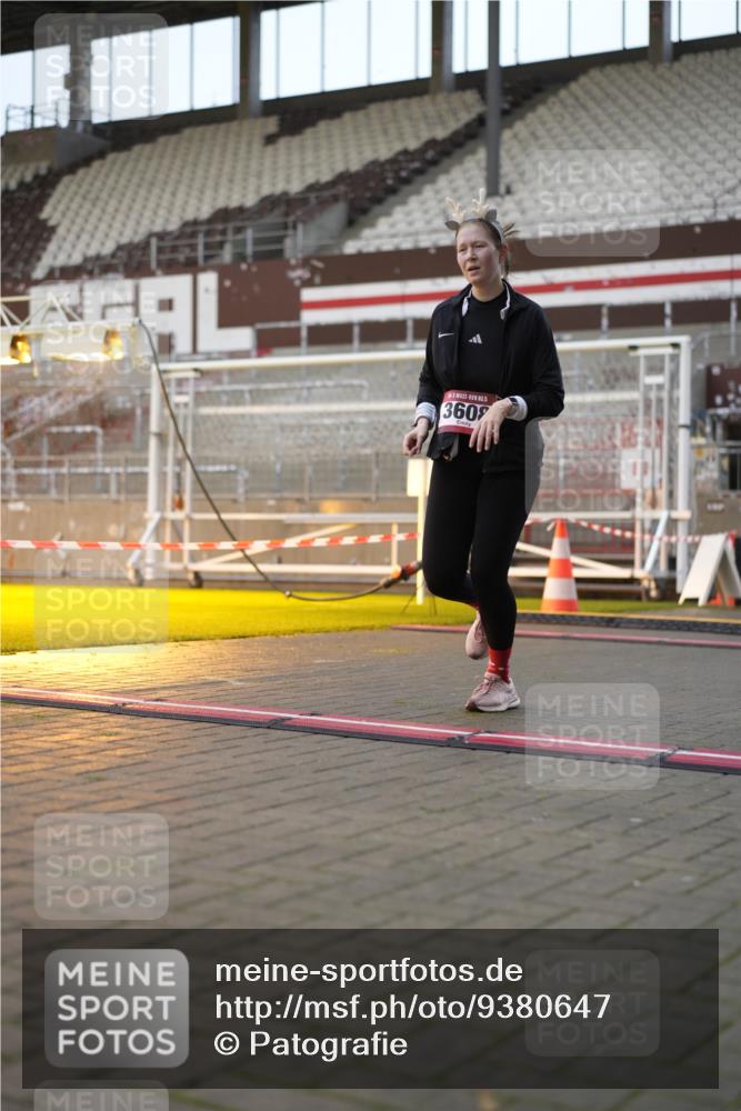 07.12.2025 - St. Pauli X-Mass-Run No. 15 Patografie http://msf.ph/oto/9380647 07.12.2025 10:18:14 Ziel 2049, 3606, 3608 meine-sportfotos.de