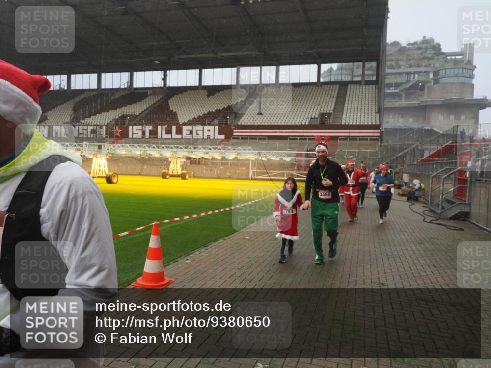 07.12.2025 - St. Pauli X-Mass-Run No. 15 Fabian Wolf http://msf.ph/oto/9380650 07.12.2025 10:08:58 Ziel 19, 390, 707, 786, 789, 947, 1002, 1031, 1176, 1461, 1465, 1570, 1575, 1576, 2126, 2521, 3300, 3332, 3335, 3484, 3891, 3904, 3907, 4066, 4067, 4068 meine-sportfotos.de