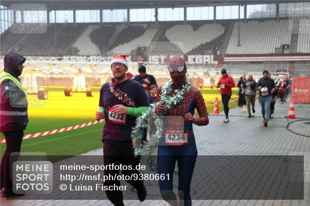 07.12.2025 - St. Pauli X-Mass-Run No. 15 Luisa Fischer http://msf.ph/oto/9380661 07.12.2025 10:09:09 Ziel 4232, 4234, 19, 390, 707, 786, 789, 947, 1002, 1031, 1176, 1461, 1465, 1570, 1575, 1576, 2126, 2247, 2248, 2521, 2650, 2746, 3212, 3300, 3332, 3335, 3484, 3495, 3671, 3759, 3891, 3904, 3907, 4066, 4067, 4068, 4205, 4232, 4234, 4451 meine-sportfotos.de
