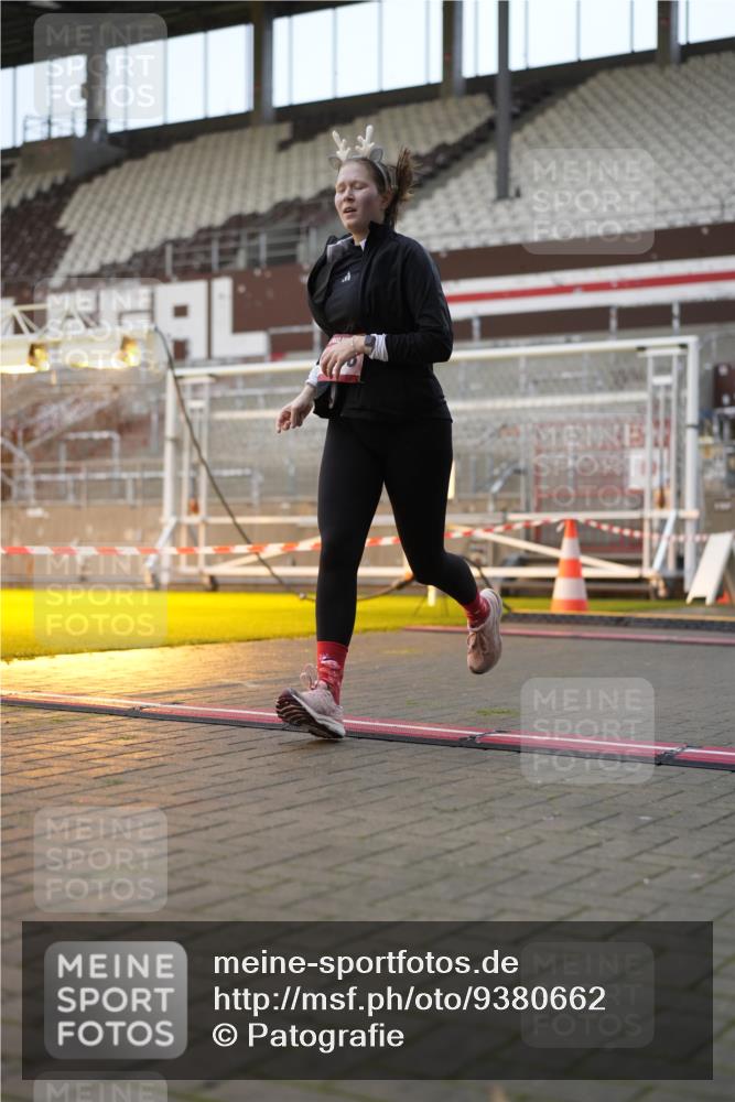 07.12.2025 - St. Pauli X-Mass-Run No. 15 Patografie http://msf.ph/oto/9380662 07.12.2025 10:18:14 Ziel 2049, 3606, 3608 meine-sportfotos.de