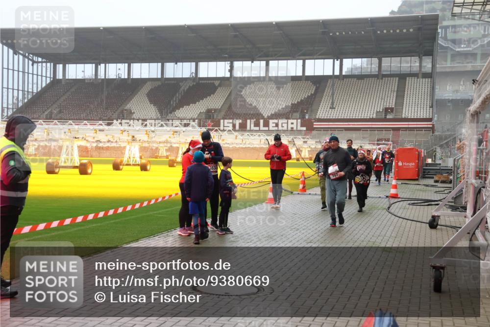07.12.2025 - St. Pauli X-Mass-Run No. 15 Luisa Fischer http://msf.ph/oto/9380669 07.12.2025 10:09:11 Ziel 3534, 707, 19, 390, 707, 786, 789, 947, 1002, 1031, 1176, 1461, 1465, 1570, 1575, 1576, 2126, 2247, 2248, 2521, 2650, 2746, 3212, 3300, 3332, 3335, 3484, 3495, 3671, 3759, 3891, 3904, 3907, 4066, 4067, 4068, 4205, 4232, 4234, 4451 meine-sportfotos.de