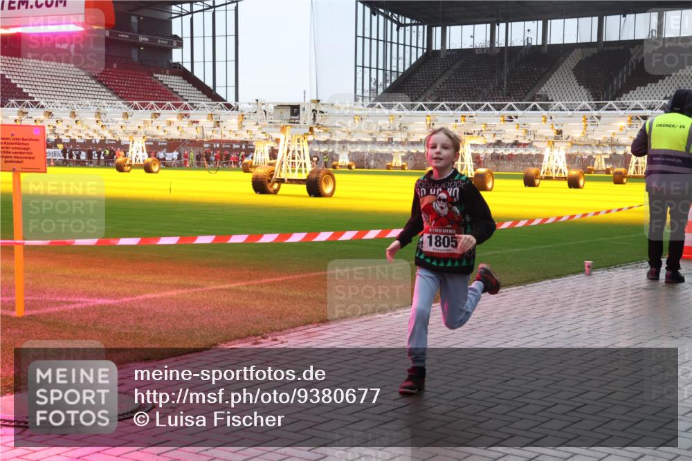 07.12.2025 - St. Pauli X-Mass-Run No. 15 Luisa Fischer http://msf.ph/oto/9380677 07.12.2025 11:14:52 Ziel 1805, 1, 274, 375, 425, 475, 525, 708, 922, 942, 946, 948, 1776, 1778, 1798, 1804, 1805, 1806, 1807, 2040, 2211, 4010 meine-sportfotos.de