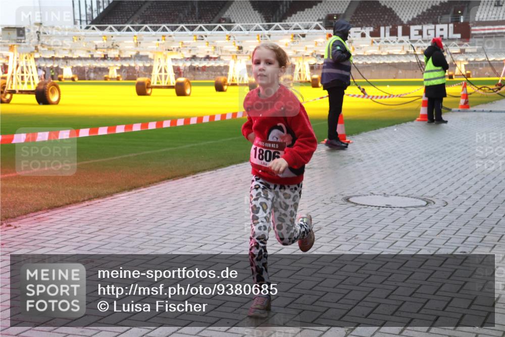 07.12.2025 - St. Pauli X-Mass-Run No. 15 Luisa Fischer http://msf.ph/oto/9380685 07.12.2025 11:14:58 Ziel 15, 1806, 525, 922, 942, 946, 948, 1776, 1778, 1798, 1804, 1805, 1806, 1807, 2040, 2211, 4010 meine-sportfotos.de