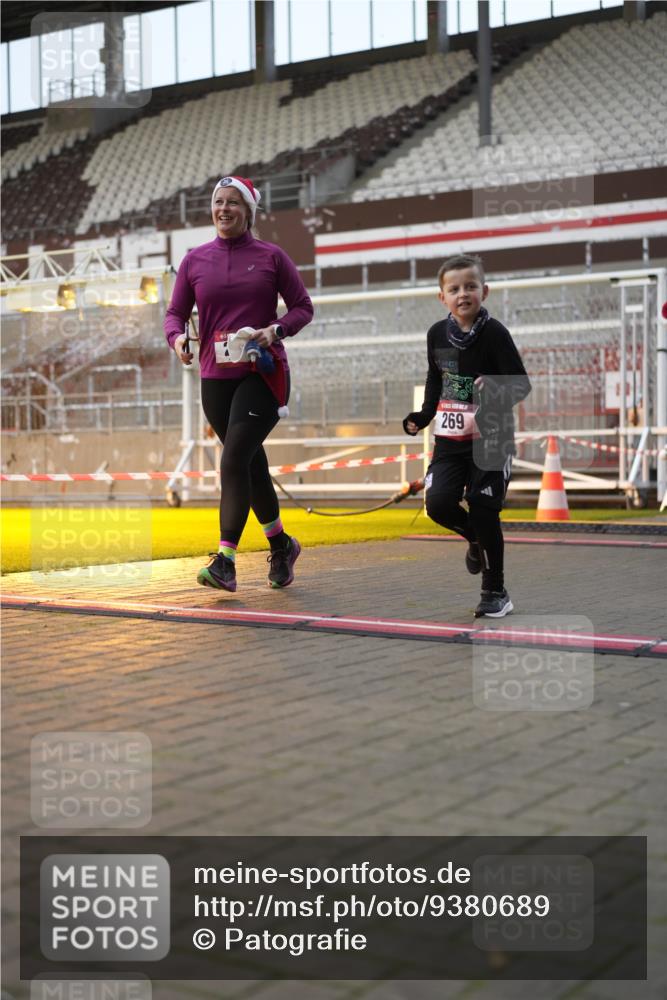 07.12.2025 - St. Pauli X-Mass-Run No. 15 Patografie http://msf.ph/oto/9380689 07.12.2025 10:18:25 Ziel 243, 264, 269, 1607, 1671, 2049, 3520, 3606, 3608, 4540 meine-sportfotos.de