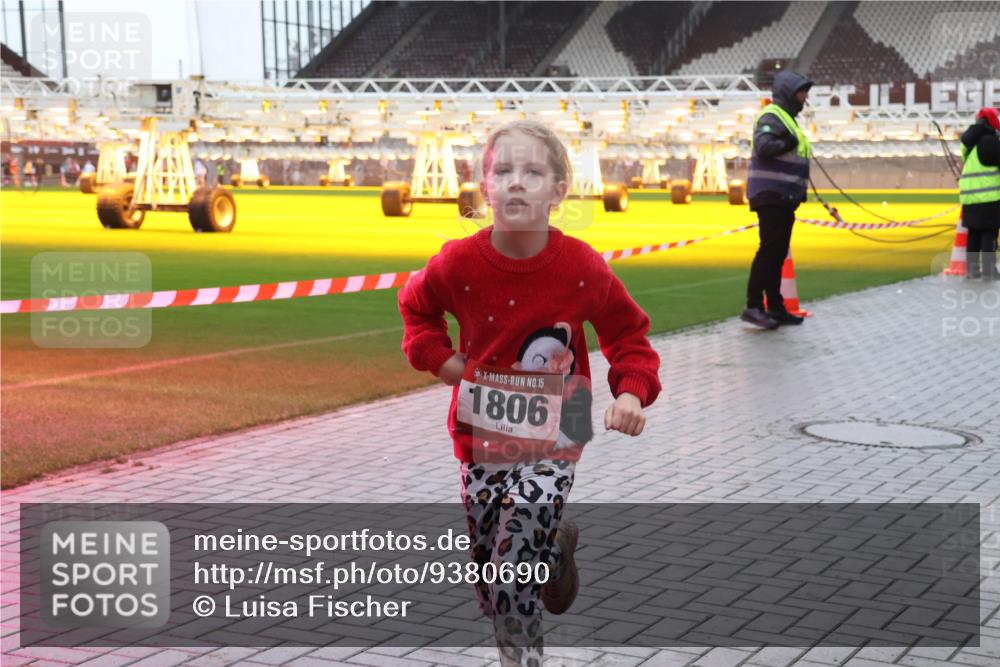 07.12.2025 - St. Pauli X-Mass-Run No. 15 Luisa Fischer http://msf.ph/oto/9380690 07.12.2025 11:14:58 Ziel 15, 1806, 525, 922, 942, 946, 948, 1776, 1778, 1798, 1804, 1805, 1806, 1807, 2040, 2211, 4010 meine-sportfotos.de
