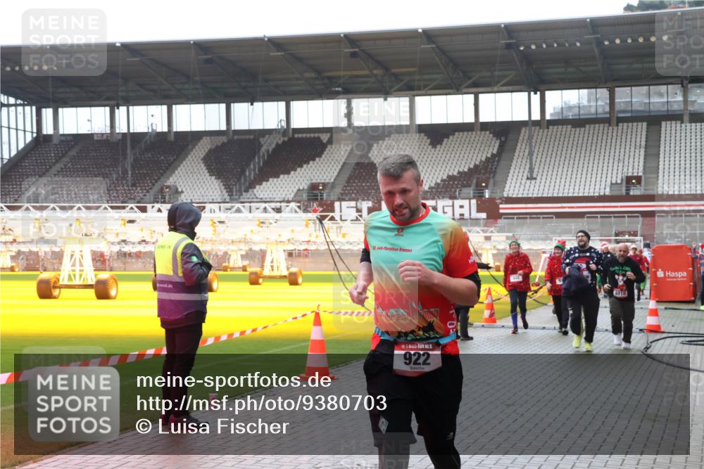 07.12.2025 - St. Pauli X-Mass-Run No. 15 Luisa Fischer http://msf.ph/oto/9380703 07.12.2025 11:15:11 Ziel 20, 15, 922, 4010, 525, 922, 1776, 1778, 1798, 1804, 1805, 1806, 1807, 2040, 2211, 4010 meine-sportfotos.de
