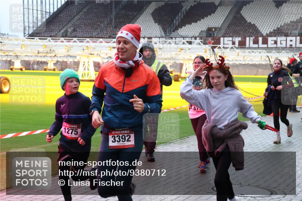 07.12.2025 - St. Pauli X-Mass-Run No. 15 Luisa Fischer http://msf.ph/oto/9380712 07.12.2025 10:41:55 Ziel 111, 1, 15, 1275, 15, 3392, 141, 259, 279, 322, 449, 545, 575, 952, 1153, 1275, 2288, 2330, 2331, 2507, 2563, 3047, 3392, 3951, 4617, 4773 meine-sportfotos.de