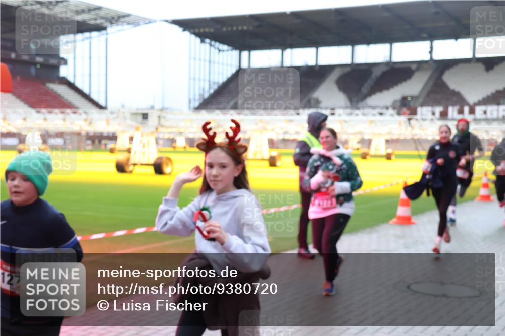 07.12.2025 - St. Pauli X-Mass-Run No. 15 Luisa Fischer http://msf.ph/oto/9380720 07.12.2025 10:41:56 Ziel 127, 141, 259, 279, 322, 449, 545, 575, 1153, 1275, 2288, 2330, 2331, 2507, 2563, 3047, 3392, 3951, 4617, 4773 meine-sportfotos.de