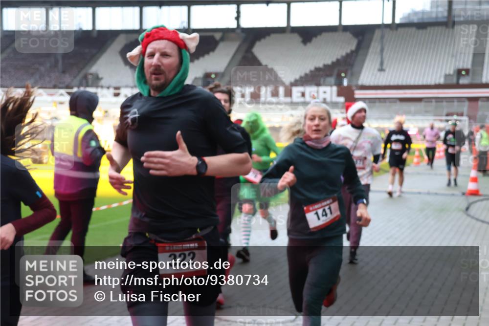 07.12.2025 - St. Pauli X-Mass-Run No. 15 Luisa Fischer http://msf.ph/oto/9380734 07.12.2025 10:41:58 Ziel 322, 141, 141, 259, 279, 322, 449, 575, 1153, 1275, 2288, 2330, 2331, 2507, 2563, 3047, 3392, 3951, 4617 meine-sportfotos.de