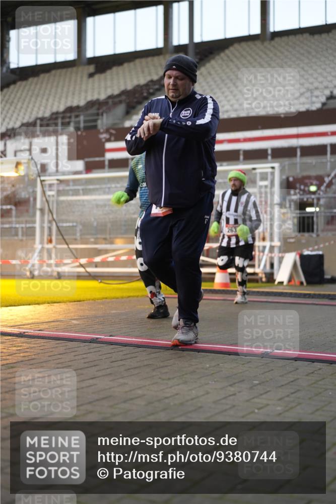 07.12.2025 - St. Pauli X-Mass-Run No. 15 Patografie http://msf.ph/oto/9380744 07.12.2025 10:18:30 Ziel 243, 264, 269, 1607, 1671, 2049, 2631, 2925, 3520, 4540 meine-sportfotos.de