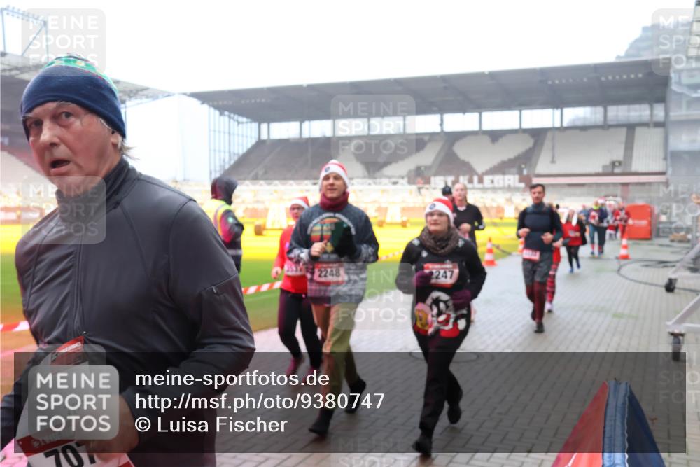 07.12.2025 - St. Pauli X-Mass-Run No. 15 Luisa Fischer http://msf.ph/oto/9380747 07.12.2025 10:09:17 Ziel 707, 2248, 2247, 19, 390, 707, 786, 789, 947, 1002, 1031, 1176, 1461, 1465, 1570, 1575, 1576, 2126, 2247, 2248, 2521, 2650, 3212, 3300, 3332, 3335, 3484, 3495, 3671, 3759, 3891, 3904, 3907, 4066, 4067, 4068, 4113, 4205, 4232, 4234, 4451, 4666 meine-sportfotos.de