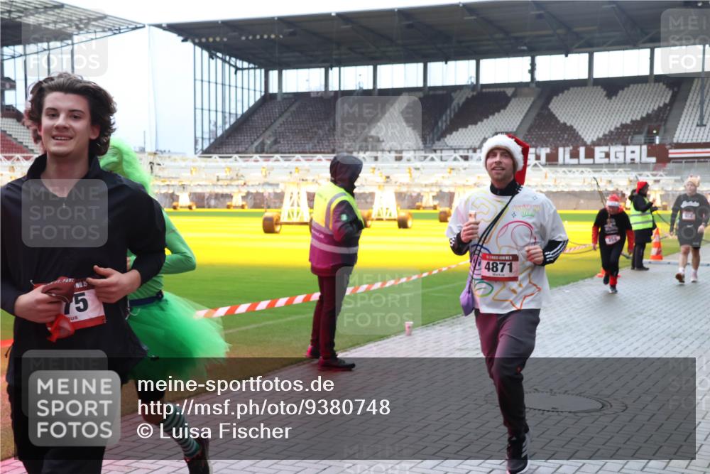07.12.2025 - St. Pauli X-Mass-Run No. 15 Luisa Fischer http://msf.ph/oto/9380748 07.12.2025 10:42:00 Ziel 15, 5, 4871, 141, 259, 279, 322, 575, 1153, 1266, 1275, 2288, 2330, 2331, 2507, 2563, 2829, 3047, 3392, 4617 meine-sportfotos.de