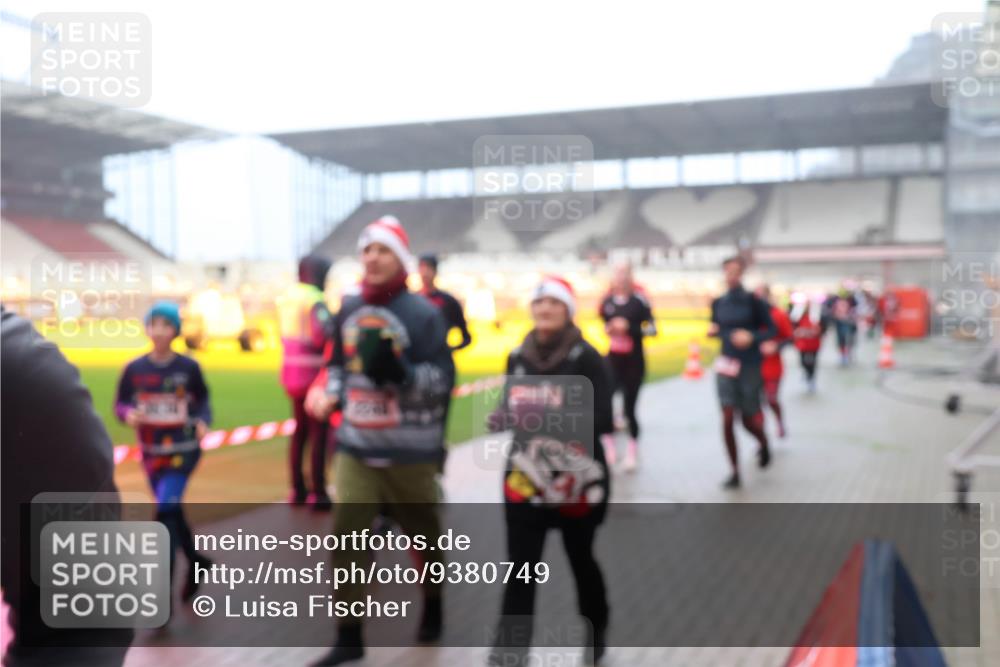 07.12.2025 - St. Pauli X-Mass-Run No. 15 Luisa Fischer http://msf.ph/oto/9380749 07.12.2025 10:09:17 Ziel 19, 390, 707, 786, 789, 947, 1002, 1031, 1176, 1461, 1465, 1570, 1575, 1576, 2126, 2247, 2248, 2521, 2650, 3212, 3300, 3332, 3335, 3484, 3495, 3671, 3759, 3891, 3904, 3907, 4066, 4067, 4068, 4113, 4205, 4232, 4234, 4451, 4666 meine-sportfotos.de