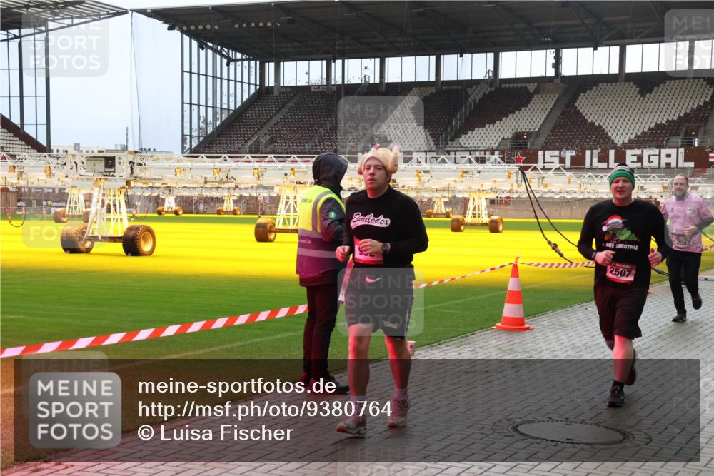 07.12.2025 - St. Pauli X-Mass-Run No. 15 Luisa Fischer http://msf.ph/oto/9380764 07.12.2025 10:42:06 Ziel 2563, 2507, 141, 259, 279, 322, 575, 1266, 1275, 1675, 2288, 2330, 2331, 2507, 2563, 2829, 2831, 3047, 3392 meine-sportfotos.de