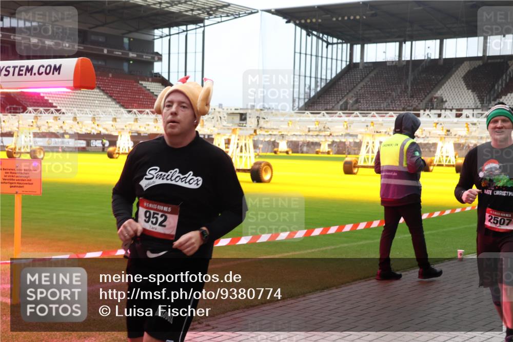 07.12.2025 - St. Pauli X-Mass-Run No. 15 Luisa Fischer http://msf.ph/oto/9380774 07.12.2025 10:42:08 Ziel 8, 952, 2507, 141, 259, 279, 322, 575, 1266, 1275, 1674, 1675, 1676, 2288, 2330, 2331, 2507, 2563, 2829, 2831, 3047, 3392 meine-sportfotos.de