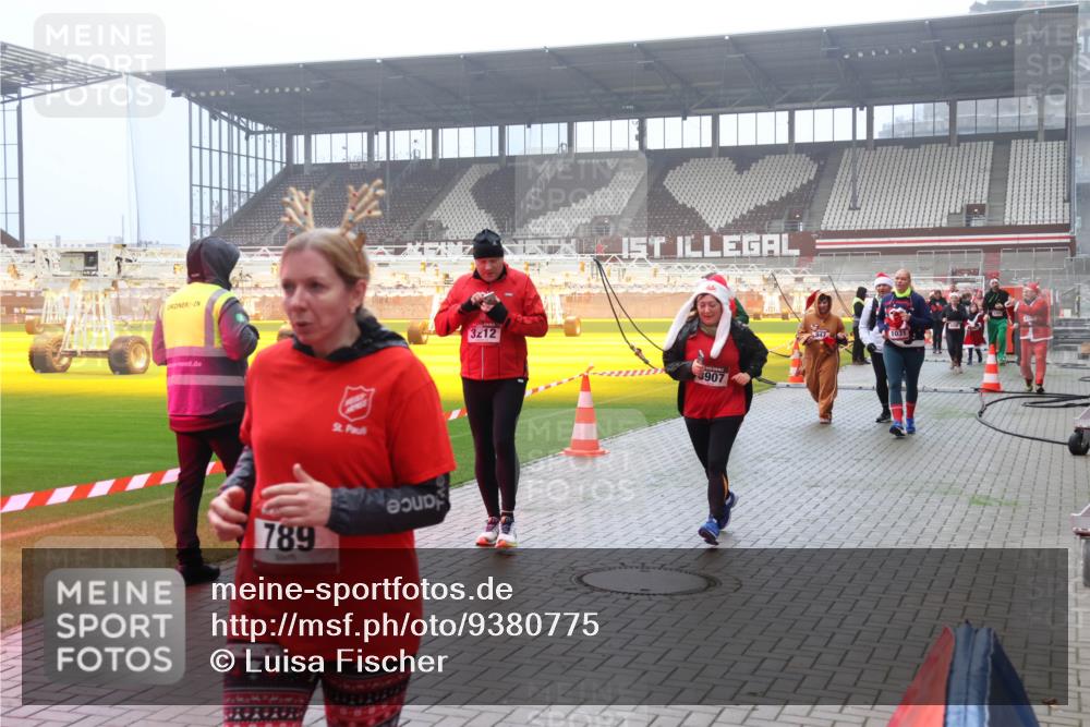 07.12.2025 - St. Pauli X-Mass-Run No. 15 Luisa Fischer http://msf.ph/oto/9380775 07.12.2025 10:09:20 Ziel 789, 3212, 3907, 947, 1031, 19, 390, 707, 786, 789, 947, 1002, 1031, 1176, 1461, 1465, 1570, 1575, 1576, 2126, 2247, 2248, 2521, 3212, 3300, 3332, 3335, 3484, 3495, 3671, 3759, 3891, 3904, 3907, 4066, 4067, 4068, 4113, 4205, 4232, 4234, 4451, 4666 meine-sportfotos.de