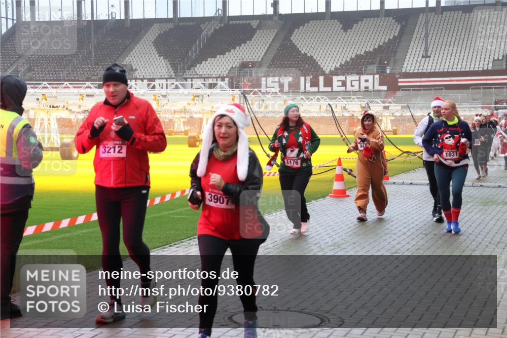 07.12.2025 - St. Pauli X-Mass-Run No. 15 Luisa Fischer http://msf.ph/oto/9380782 07.12.2025 10:09:21 Ziel 3212, 3907, 1176, 1031, 19, 390, 707, 786, 789, 947, 1002, 1031, 1176, 1461, 1465, 1570, 1575, 1576, 2126, 2247, 2248, 2521, 3212, 3300, 3332, 3335, 3484, 3495, 3671, 3759, 3891, 3904, 3907, 4066, 4067, 4068, 4113, 4205, 4232, 4234, 4451, 4666 meine-sportfotos.de