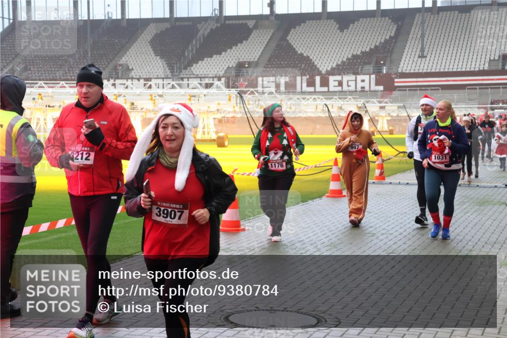 07.12.2025 - St. Pauli X-Mass-Run No. 15 Luisa Fischer http://msf.ph/oto/9380784 07.12.2025 10:09:22 Ziel 212, 15, 3907, 1176, 947, 1031, 19, 390, 707, 786, 789, 947, 1002, 1031, 1176, 1461, 1465, 1570, 1575, 1576, 2126, 2247, 2248, 2521, 3212, 3300, 3332, 3335, 3484, 3495, 3671, 3759, 3891, 3904, 3907, 4066, 4067, 4068, 4113, 4205, 4232, 4234, 4451, 4666 meine-sportfotos.de