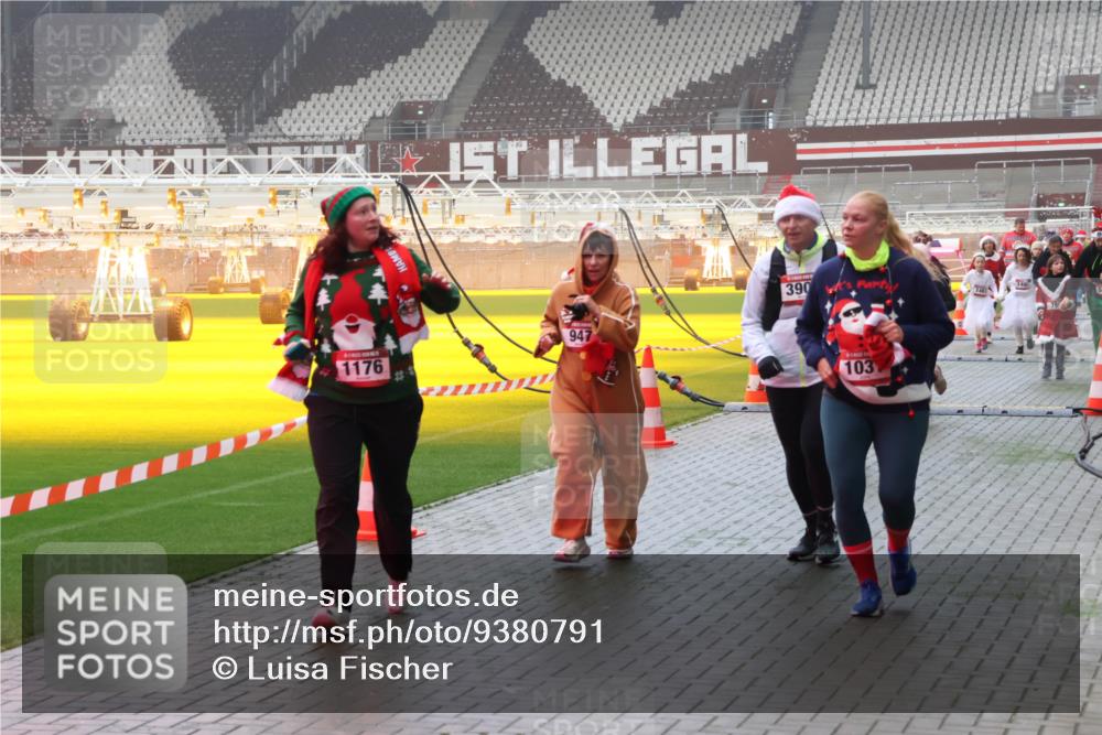 07.12.2025 - St. Pauli X-Mass-Run No. 15 Luisa Fischer http://msf.ph/oto/9380791 07.12.2025 10:09:23 Ziel 1176, 947, 390, 103, 1461, 19, 390, 707, 786, 789, 881, 896, 947, 960, 1002, 1031, 1176, 1461, 1465, 1570, 1575, 1576, 2126, 2247, 2248, 2521, 3212, 3300, 3332, 3335, 3484, 3495, 3671, 3759, 3891, 3904, 3907, 4066, 4067, 4068, 4113, 4205, 4232, 4234, 4451, 4666 meine-sportfotos.de