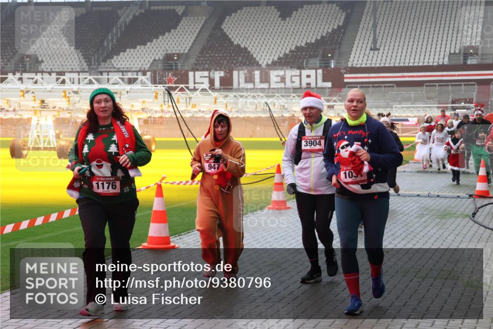 07.12.2025 - St. Pauli X-Mass-Run No. 15 Luisa Fischer http://msf.ph/oto/9380796 07.12.2025 10:09:23 Ziel 15, 1176, 947, 3904, 103, 3484, 19, 390, 707, 786, 789, 881, 896, 947, 960, 1002, 1031, 1176, 1461, 1465, 1570, 1575, 1576, 2126, 2247, 2248, 2521, 3212, 3300, 3332, 3335, 3484, 3495, 3671, 3759, 3891, 3904, 3907, 4066, 4067, 4068, 4113, 4205, 4232, 4234, 4451, 4666 meine-sportfotos.de
