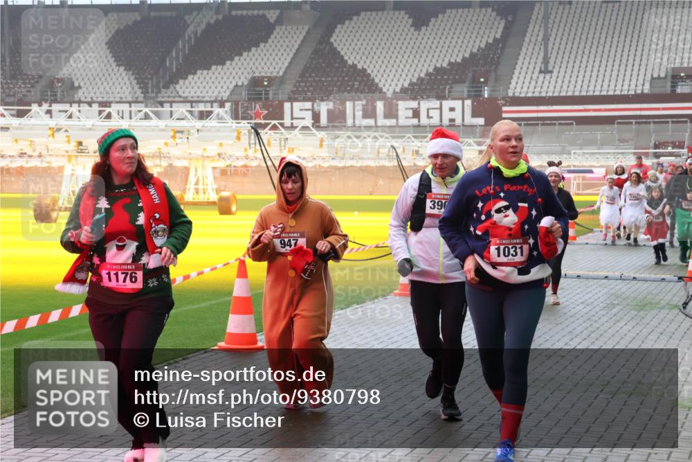 07.12.2025 - St. Pauli X-Mass-Run No. 15 Luisa Fischer http://msf.ph/oto/9380798 07.12.2025 10:09:24 Ziel 15, 1176, 947, 390, 1461, 5, 1031, 994, 348, 19, 390, 707, 786, 789, 881, 896, 947, 960, 1002, 1031, 1176, 1461, 1465, 1570, 1575, 1576, 2126, 2247, 2248, 2521, 3212, 3300, 3332, 3335, 3484, 3495, 3671, 3759, 3891, 3904, 3907, 4066, 4067, 4068, 4113, 4205, 4232, 4234, 4451, 4666 meine-sportfotos.de