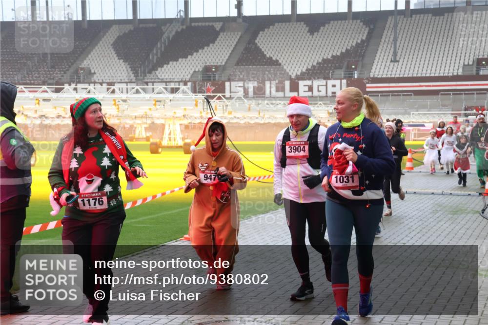 07.12.2025 - St. Pauli X-Mass-Run No. 15 Luisa Fischer http://msf.ph/oto/9380802 07.12.2025 10:09:24 Ziel 15, 1176, 947, 3904, 1031, 19, 390, 707, 786, 789, 881, 896, 947, 960, 1002, 1031, 1176, 1461, 1465, 1570, 1575, 1576, 2126, 2247, 2248, 2521, 3212, 3300, 3332, 3335, 3484, 3495, 3671, 3759, 3891, 3904, 3907, 4066, 4067, 4068, 4113, 4205, 4232, 4234, 4451, 4666 meine-sportfotos.de