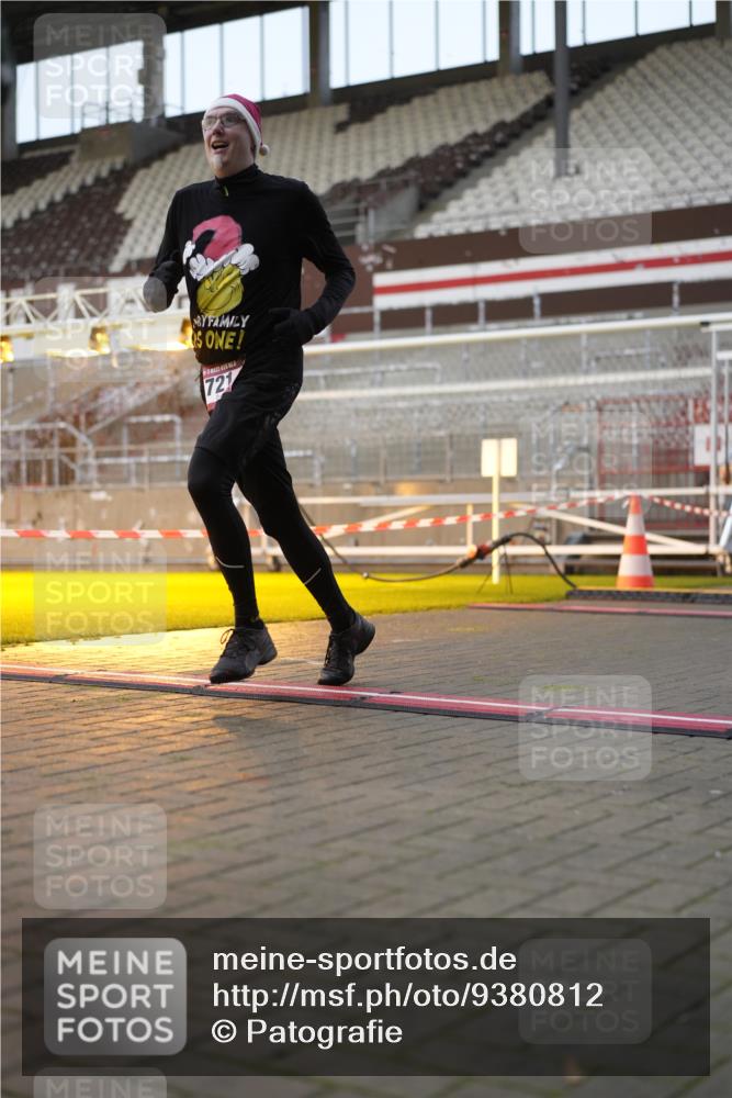 07.12.2025 - St. Pauli X-Mass-Run No. 15 Patografie http://msf.ph/oto/9380812 07.12.2025 10:18:40 Ziel 243, 264, 269, 721, 1034, 1607, 1671, 2152, 2631, 2925, 3862, 4521, 4522, 4524, 4547 meine-sportfotos.de