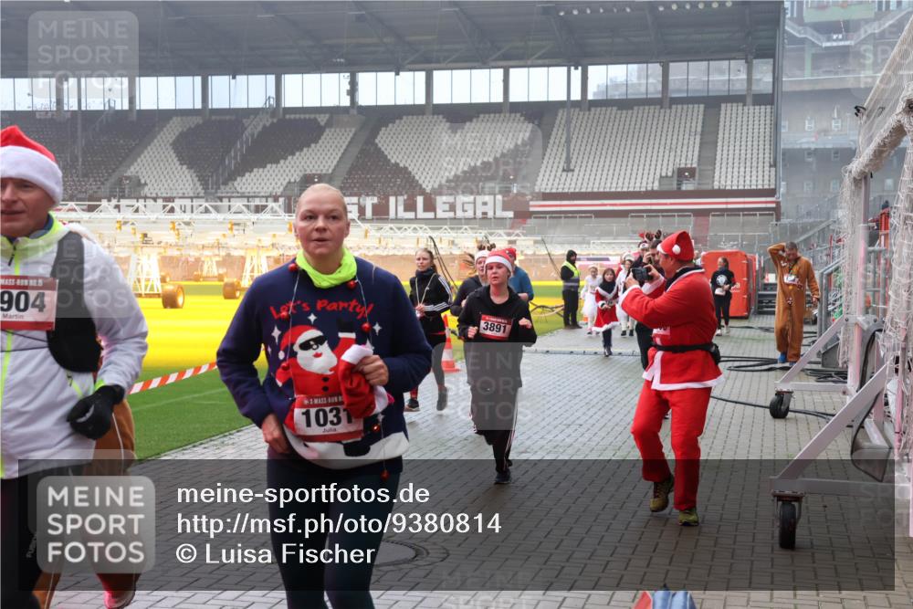 07.12.2025 - St. Pauli X-Mass-Run No. 15 Luisa Fischer http://msf.ph/oto/9380814 07.12.2025 10:09:26 Ziel 15, 904, 3891, 1031, 19, 390, 707, 786, 789, 881, 896, 899, 947, 960, 1002, 1031, 1176, 1461, 1465, 1570, 1575, 1576, 2126, 2247, 2248, 2521, 3212, 3300, 3332, 3335, 3484, 3493, 3495, 3671, 3759, 3891, 3904, 3907, 4066, 4067, 4068, 4113, 4205, 4232, 4234, 4451, 4666 meine-sportfotos.de