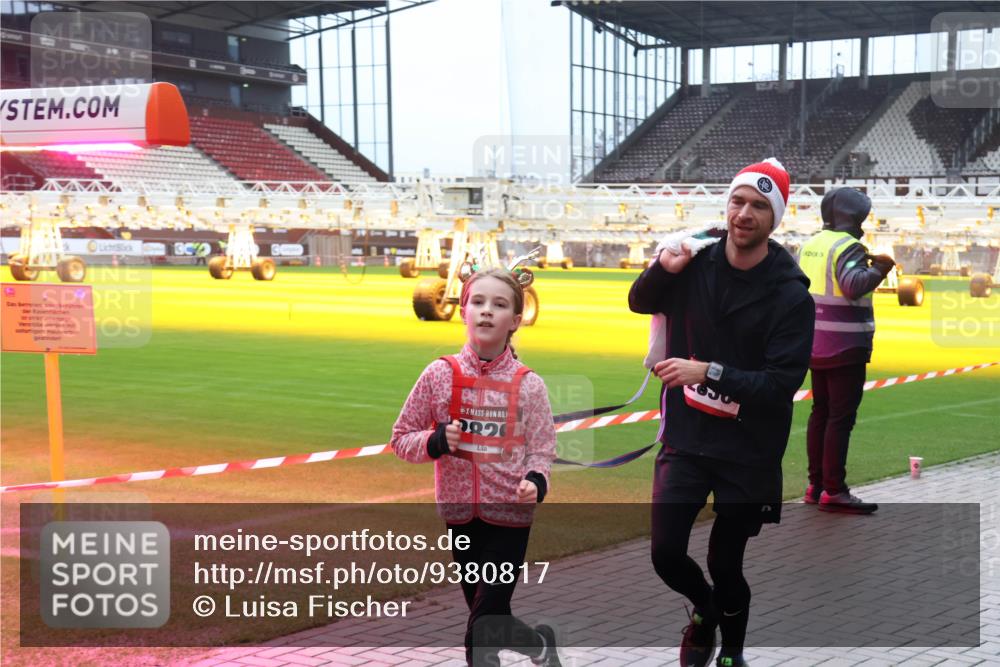07.12.2025 - St. Pauli X-Mass-Run No. 15 Luisa Fischer http://msf.ph/oto/9380817 07.12.2025 10:42:32 Ziel 1110, 1, 292, 116, 141, 279, 322, 563, 968, 1266, 1272, 1438, 1674, 1675, 1676, 2013, 2157, 2261, 2288, 2563, 2829, 2831, 2931, 3042, 3399, 4045, 4046, 4441, 4622 meine-sportfotos.de