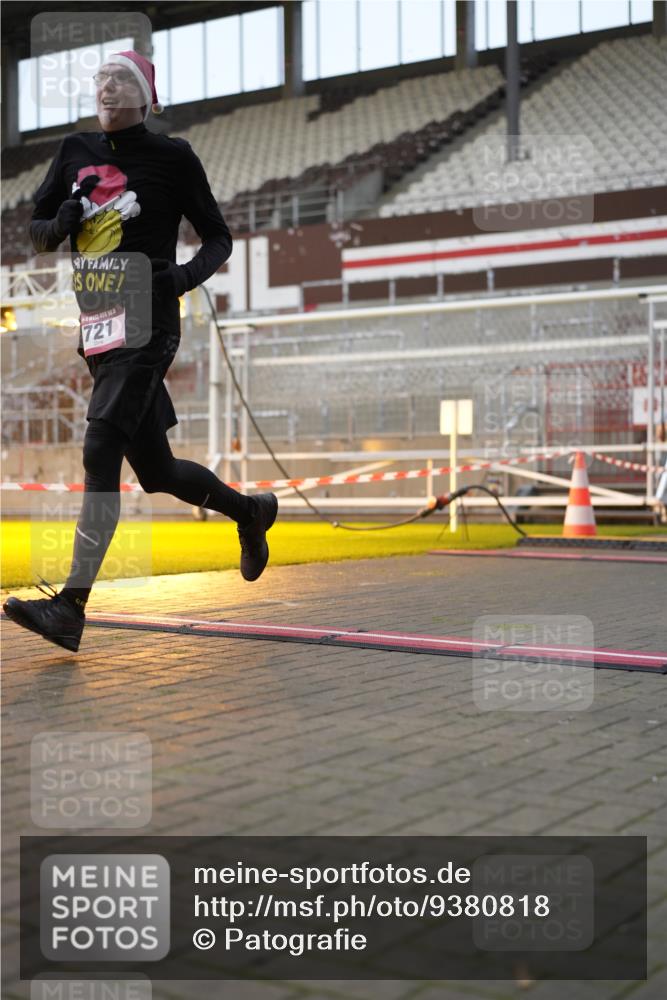 07.12.2025 - St. Pauli X-Mass-Run No. 15 Patografie http://msf.ph/oto/9380818 07.12.2025 10:18:40 Ziel 243, 264, 269, 721, 1034, 1607, 1671, 2152, 2631, 2925, 3862, 4521, 4522, 4524, 4547 meine-sportfotos.de
