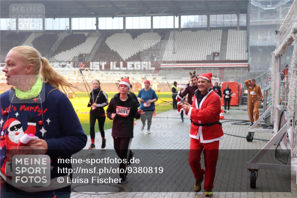 07.12.2025 - St. Pauli X-Mass-Run No. 15 Luisa Fischer http://msf.ph/oto/9380819 07.12.2025 10:09:26 Ziel 3891, 103, 19, 390, 707, 786, 789, 881, 896, 899, 947, 960, 1002, 1031, 1176, 1461, 1465, 1570, 1575, 1576, 2126, 2247, 2248, 2521, 3212, 3300, 3332, 3335, 3484, 3493, 3495, 3671, 3759, 3891, 3904, 3907, 4066, 4067, 4068, 4113, 4205, 4232, 4234, 4451, 4666 meine-sportfotos.de
