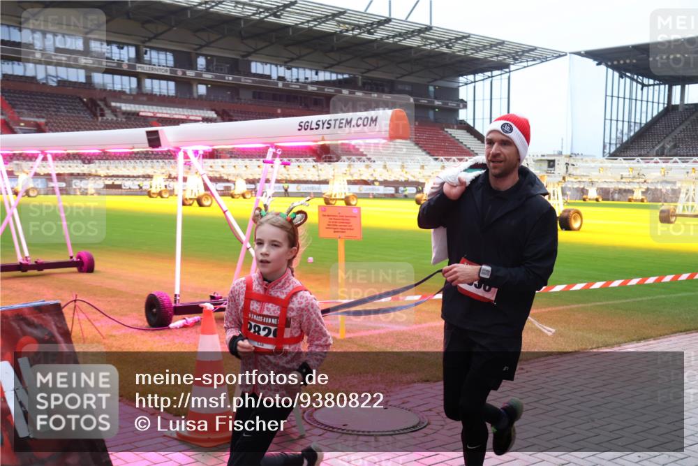 07.12.2025 - St. Pauli X-Mass-Run No. 15 Luisa Fischer http://msf.ph/oto/9380822 07.12.2025 10:42:33 Ziel 1, 0820, 116, 141, 279, 322, 563, 968, 1266, 1272, 1438, 1674, 1675, 1676, 2013, 2157, 2261, 2563, 2829, 2831, 2931, 3042, 3399, 4045, 4046, 4441, 4622 meine-sportfotos.de