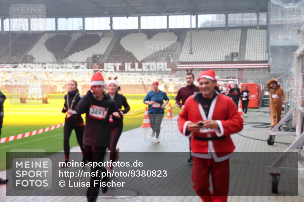 07.12.2025 - St. Pauli X-Mass-Run No. 15 Luisa Fischer http://msf.ph/oto/9380823 07.12.2025 10:09:27 Ziel 3891, 19, 390, 707, 786, 789, 881, 896, 899, 947, 960, 1002, 1031, 1176, 1461, 1465, 1570, 1575, 1576, 2126, 2247, 2248, 2521, 3212, 3300, 3332, 3335, 3484, 3493, 3495, 3671, 3759, 3891, 3904, 3907, 4066, 4067, 4068, 4113, 4205, 4232, 4234, 4451, 4666 meine-sportfotos.de