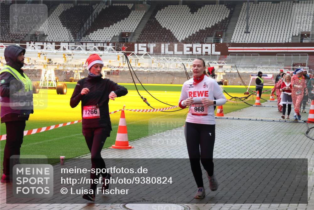 07.12.2025 - St. Pauli X-Mass-Run No. 15 Luisa Fischer http://msf.ph/oto/9380824 07.12.2025 10:42:38 Ziel 1266, 968, 1675, 116, 141, 322, 563, 968, 1266, 1272, 1358, 1438, 1674, 1675, 1676, 2012, 2013, 2157, 2261, 2563, 2722, 2829, 2831, 2931, 3042, 3399, 4045, 4046, 4441, 4622 meine-sportfotos.de