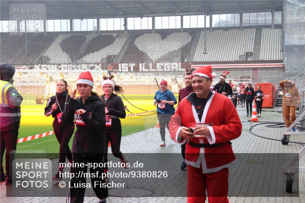 07.12.2025 - St. Pauli X-Mass-Run No. 15 Luisa Fischer http://msf.ph/oto/9380826 07.12.2025 10:09:27 Ziel 38, 56, 19, 19, 390, 707, 786, 789, 881, 896, 899, 947, 960, 1002, 1031, 1176, 1461, 1465, 1570, 1575, 1576, 2126, 2247, 2248, 2521, 3212, 3300, 3332, 3335, 3484, 3493, 3495, 3671, 3759, 3891, 3904, 3907, 4066, 4067, 4068, 4113, 4205, 4232, 4234, 4451, 4666 meine-sportfotos.de
