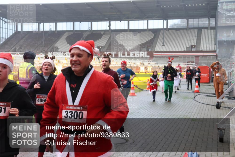 07.12.2025 - St. Pauli X-Mass-Run No. 15 Luisa Fischer http://msf.ph/oto/9380833 07.12.2025 10:09:28 Ziel 15, 91, 4066, 15, 3300, 19, 390, 707, 786, 789, 881, 896, 899, 947, 960, 1002, 1031, 1176, 1461, 1465, 1570, 1575, 1576, 2126, 2247, 2248, 2521, 3212, 3300, 3332, 3335, 3484, 3493, 3495, 3671, 3759, 3891, 3904, 3907, 4066, 4067, 4068, 4113, 4205, 4232, 4234, 4451, 4666 meine-sportfotos.de