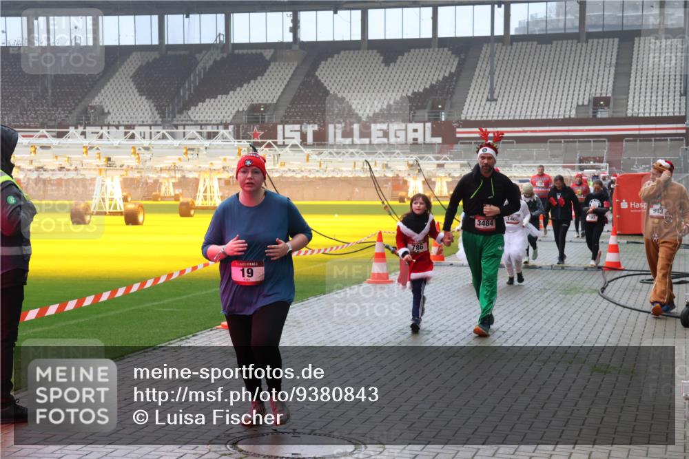 07.12.2025 - St. Pauli X-Mass-Run No. 15 Luisa Fischer http://msf.ph/oto/9380843 07.12.2025 10:09:30 Ziel 19, 786, 3484, 146, 2, 943, 19, 390, 707, 786, 789, 881, 896, 899, 947, 960, 1002, 1031, 1176, 1461, 1465, 1570, 1575, 1576, 2126, 2521, 3212, 3300, 3332, 3335, 3484, 3493, 3495, 3671, 3756, 3759, 3891, 3904, 3907, 4066, 4067, 4068, 4113, 4205, 4232, 4234, 4451, 4666 meine-sportfotos.de