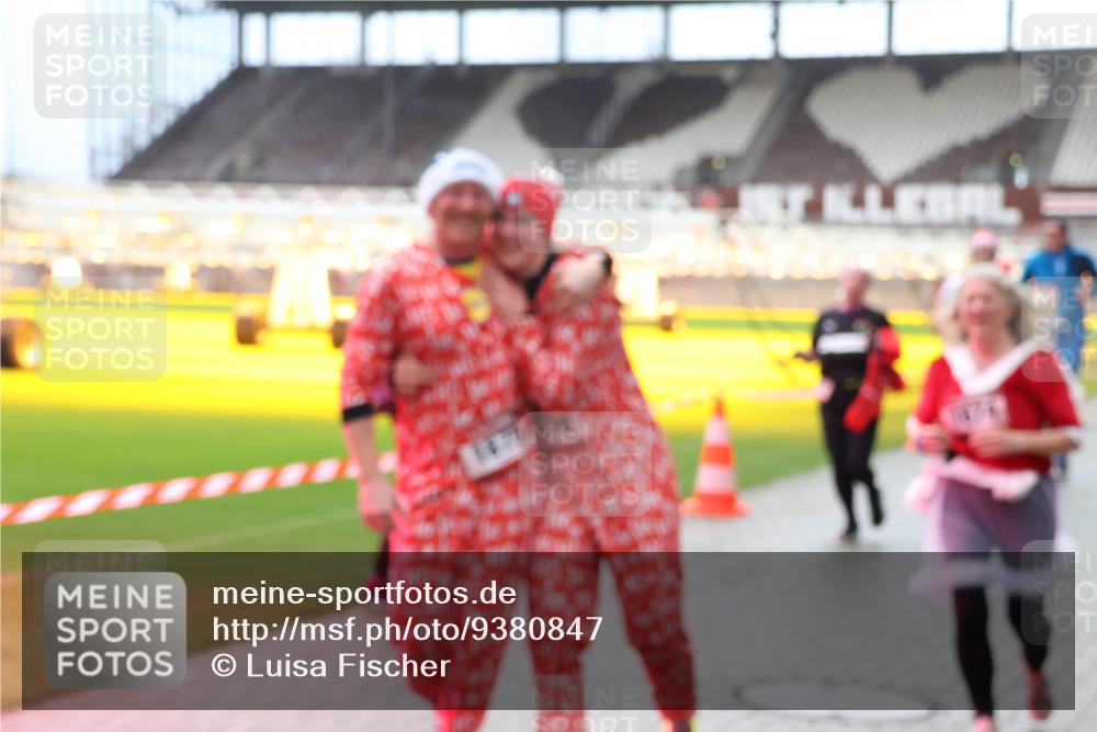 07.12.2025 - St. Pauli X-Mass-Run No. 15 Luisa Fischer http://msf.ph/oto/9380847 07.12.2025 10:42:49 Ziel 116, 519, 563, 625, 968, 1272, 1358, 1434, 1438, 1674, 1675, 1676, 2012, 2013, 2061, 2155, 2157, 2261, 2621, 2622, 2722, 2831, 2931, 3042, 3399, 4045, 4046, 4394, 4441, 4594, 4622 meine-sportfotos.de