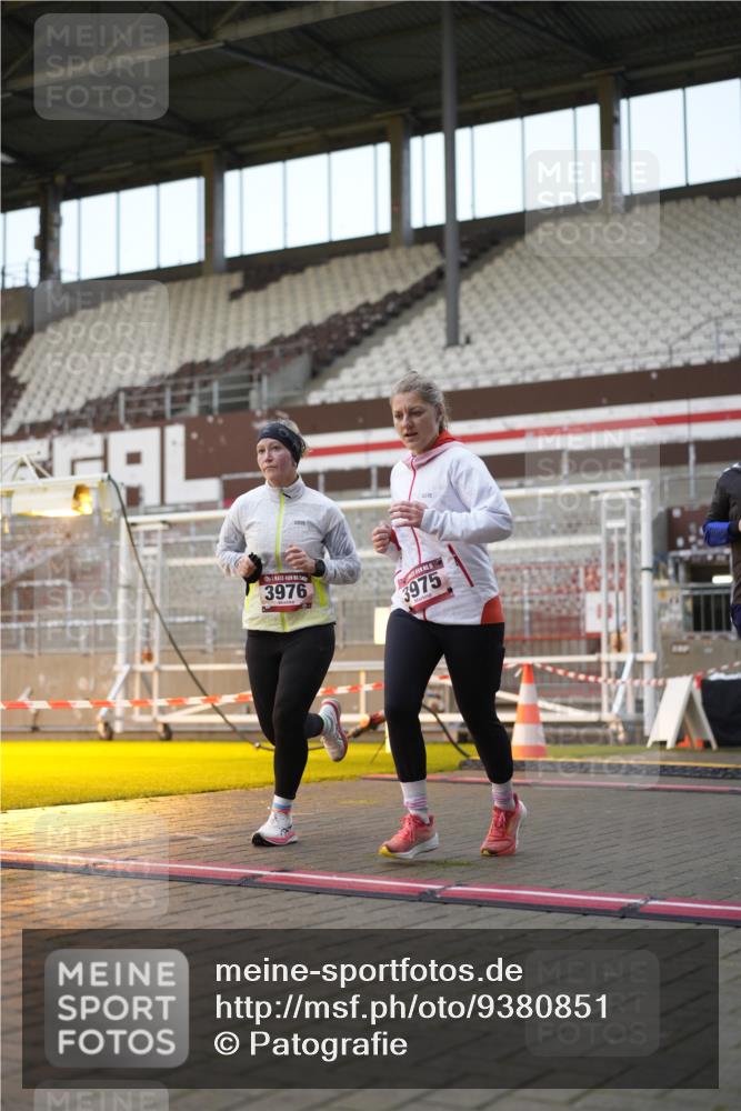 07.12.2025 - St. Pauli X-Mass-Run No. 15 Patografie http://msf.ph/oto/9380851 07.12.2025 10:18:56 Ziel 2152, 3455, 3724, 3975, 3976, 4330, 4331, 4436, 4437, 4438, 4473, 4475, 4498 meine-sportfotos.de