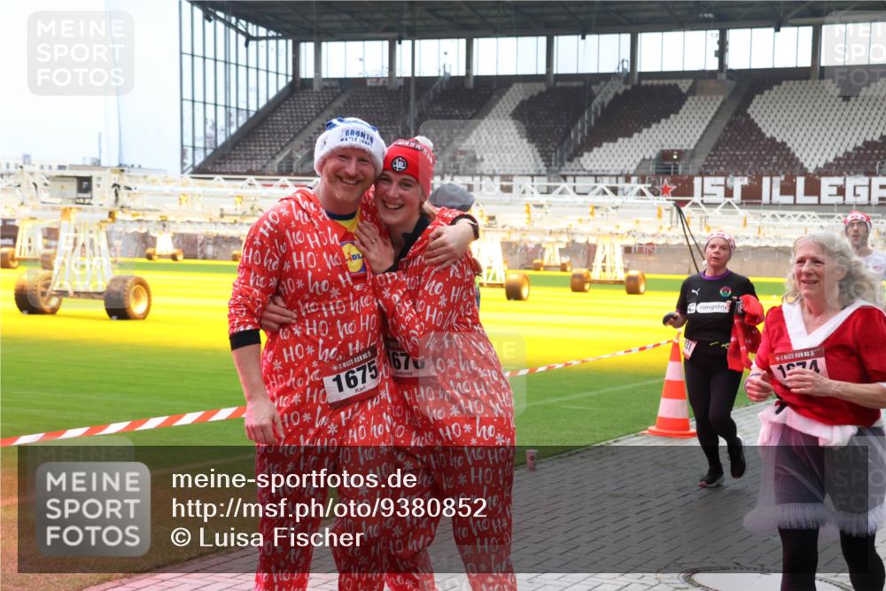 07.12.2025 - St. Pauli X-Mass-Run No. 15 Luisa Fischer http://msf.ph/oto/9380852 07.12.2025 10:42:50 Ziel 15, 1675, 10, 16700, 40, 0, 40, 15, 1974, 116, 519, 563, 625, 968, 1272, 1358, 1434, 1438, 1674, 1675, 1676, 2012, 2013, 2061, 2155, 2157, 2261, 2621, 2622, 2722, 2931, 3042, 3399, 4045, 4046, 4394, 4441, 4594, 4622 meine-sportfotos.de