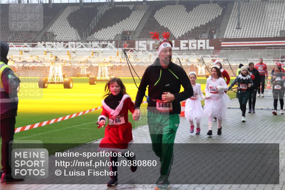 07.12.2025 - St. Pauli X-Mass-Run No. 15 Luisa Fischer http://msf.ph/oto/9380860 07.12.2025 10:09:32 Ziel 786, 3484, 61, 146, 1576, 2126, 390, 19, 390, 707, 786, 789, 881, 896, 899, 947, 960, 1002, 1031, 1176, 1461, 1465, 1570, 1575, 1576, 1718, 2126, 2521, 3212, 3300, 3332, 3335, 3484, 3493, 3671, 3756, 3891, 3904, 3907, 4066, 4067, 4068, 4113, 4232, 4234, 4451, 4666 meine-sportfotos.de